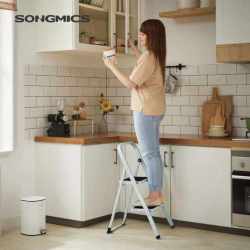 SONGMICS Scara pliabila cu 2 trepte, cauciuc antiderapant, sarcina 150 kg, otel, 45x55x82cm, alb si negru