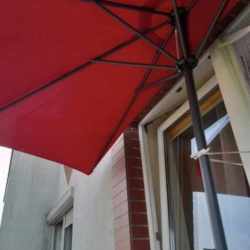 Umbrela balcon 270x250 cm, montaj pe perete, cu manivela si husa impermeabila, poliester 180g/mp, rosu