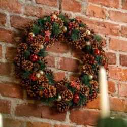 Coronita decorativa cu frunze si conuri, diametru 50 cm, multicolora