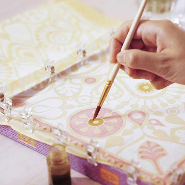 atelier-creativ-11-pentru-adulti-pictura-pe-matase-djeco100113559