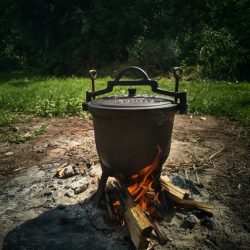 Ceaun vanatoresc din fonta, cu capac si picioare pentru gatit in aer liber, 5L, 25x42 cm, negru
