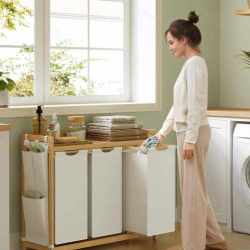 SONGMICS Cos rufe cu 3 compartimente si raft superior din bambus, 3 x 50 litri, saci detasabili, 94x33x78 cm, maro natur