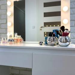Masa de toaleta si machiaj Hollywood Pro, alba, cu 4 sertare, oglinda si 12 LED-uri, 94x43x140 cm