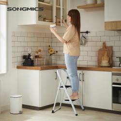 SONGMICS Scara pliabila cu 2 trepte, cauciuc antiderapant, sarcina 150 kg, otel, 45x55x82cm, alb si negru