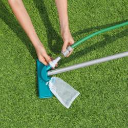 Set curatare piscina Bestway 58013 cu plasa si aspirator manual, conectare furtun gradina, tija aluminiu 167 cm