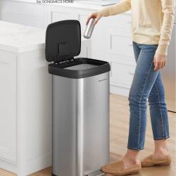 SONGMICS Cos de gunoi din inox, 68 L cu pedala, capac soft close, filtru de carbon pentru neutralizarea mirosurilor, argintiu